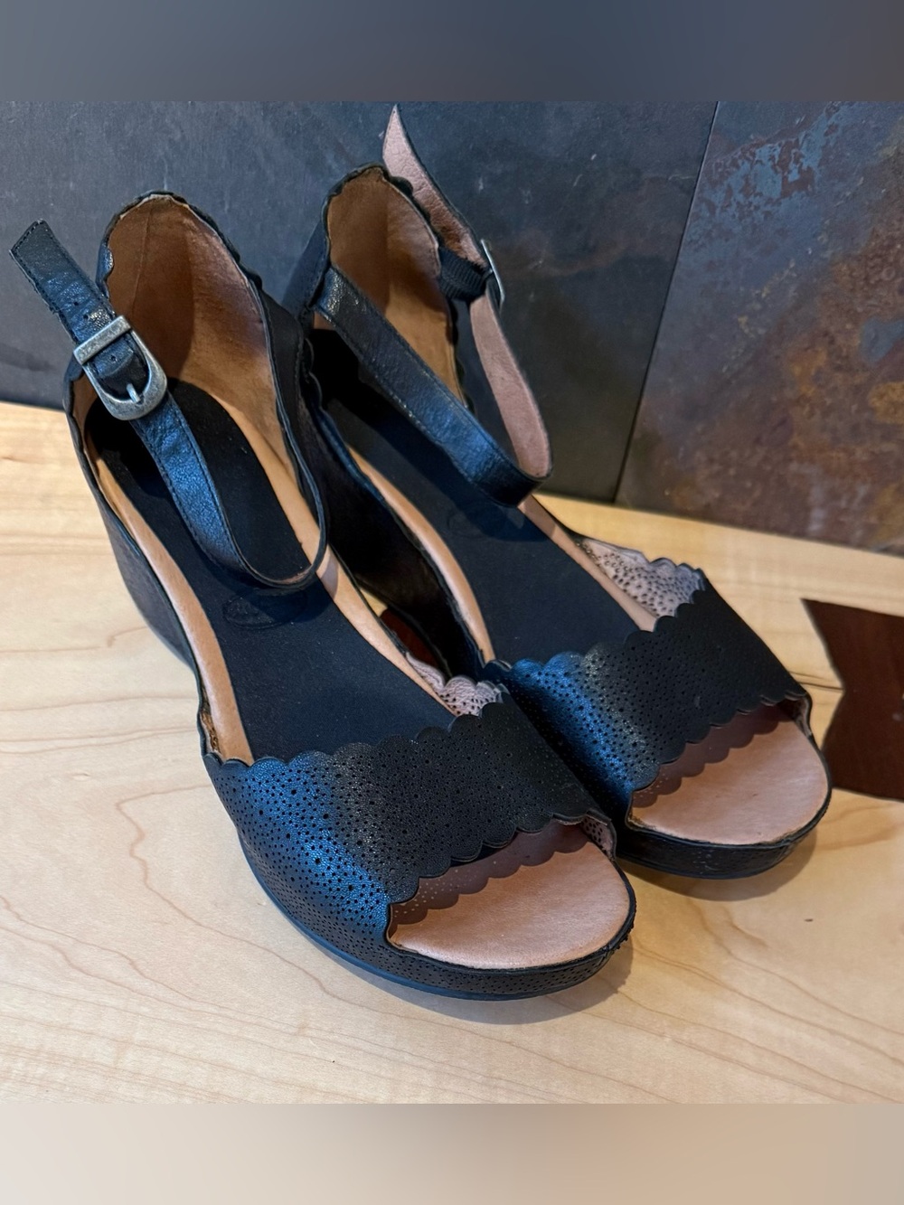 Sundance Black Leather Perforated Cutout Wedge Heeled Sandal Size 40/
Sz 9 - Picture 12 of 12